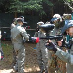Przygotowanie do zabawy paintball - jako atrakcji na wieczór kawalerski