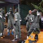 Uczniowie gimnazjum grają w paintball