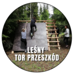 dzieci pokonują przeszkody, napis "leśny tor przeszkód"