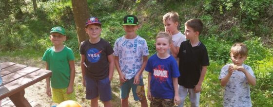 Dziecięce urodziny pełne przygód, park linowy, poszukiwanie skarbów i inne atrakcje
